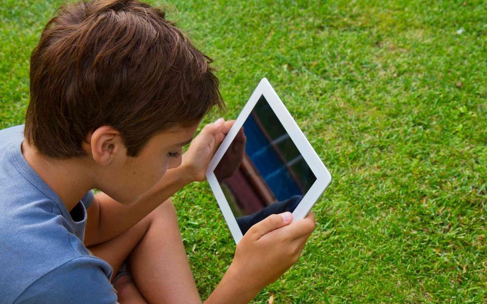 Adolescents apprenant à se déconnecter des écrans au lycée