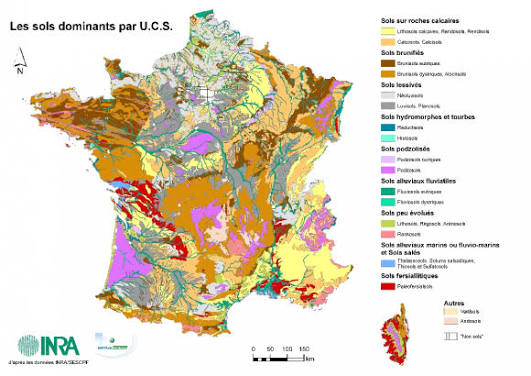 Zone urbaine française avec des bâtiments, des routes et des surfaces imperméabilisées