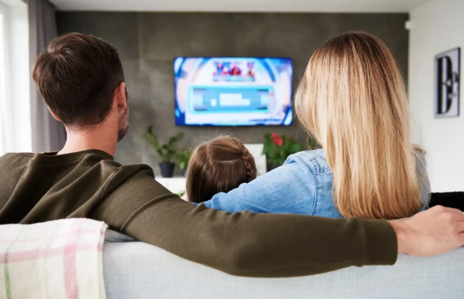 Personne utilisant un écran connecté donnant accès à plusieurs contenus numériques