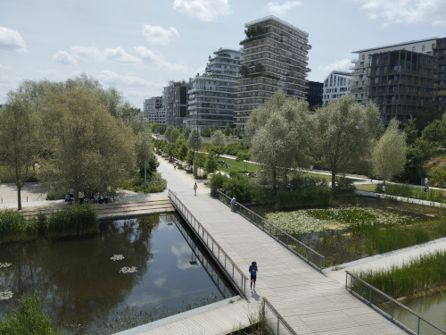 Territoire français aménagé avec espaces naturels et infrastructures face aux enjeux climatiques