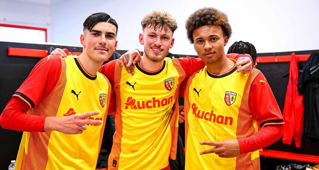 Jeunes footballeurs à l'entraînement dans un centre de formation français