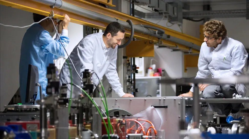 Chercheur dans un laboratoire scientifique en France