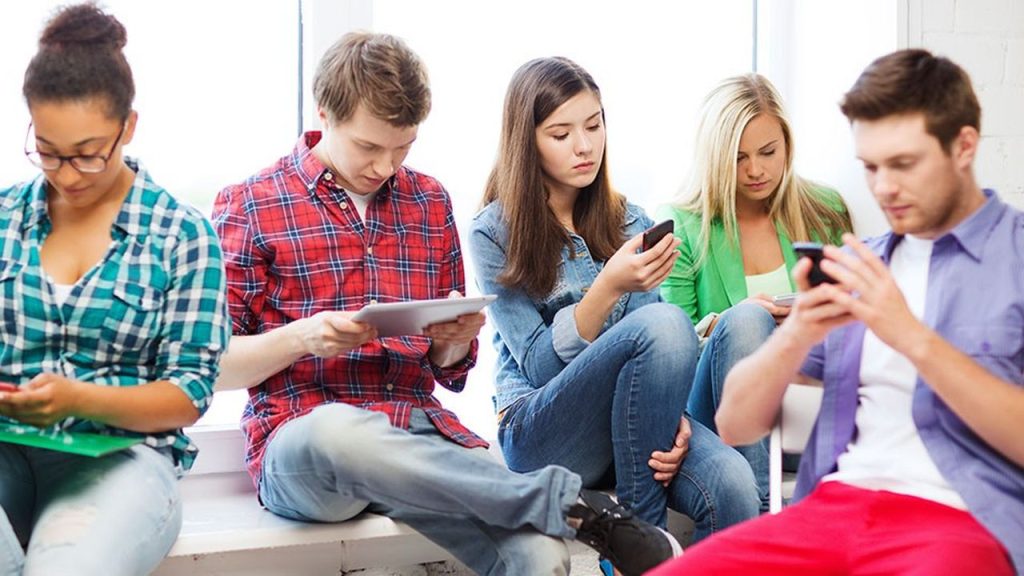 Adolescents et dépendance aux écrans malgré l’interdiction du téléphone au lycée