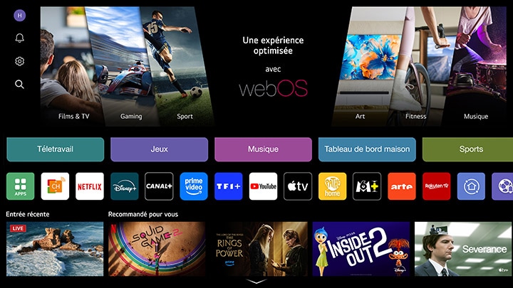 Personne utilisant plusieurs écrans pour regarder des contenus audiovisuels et numériques