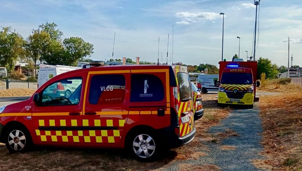 Une rue française avec des véhicules de police stationnés à proximité