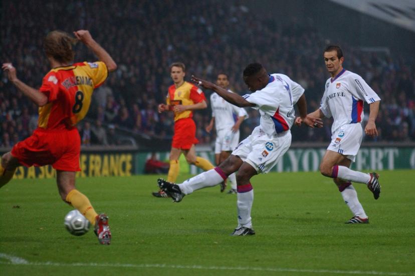 Match de football disputé dans un stade en fin de saison