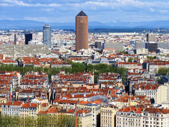 Rue urbaine française bordée de bâtiments et d'arbres pendant une journée très chaude