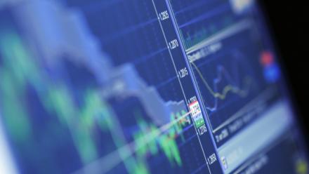 Graphiques économiques affichant des courbes et plusieurs données financières