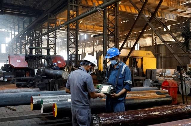 Chaîne de production industrielle avec des équipements et des machines