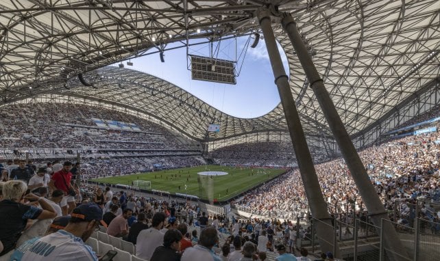 Ligue 1 en France dans un stade français rempli de supporters