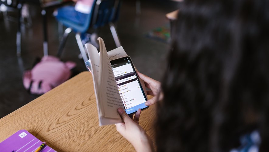 Lycéens utilisant leur téléphone portable pour les usages scolaires