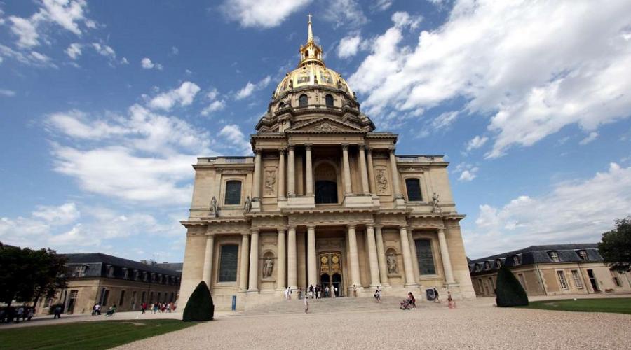 Façade détaillée d’un monument historique français protégé présentant une architecture ancienne