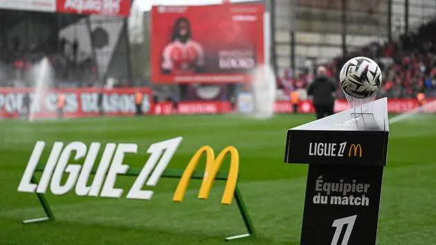 Supporters suivant plusieurs matchs de football lors d'une dernière journée