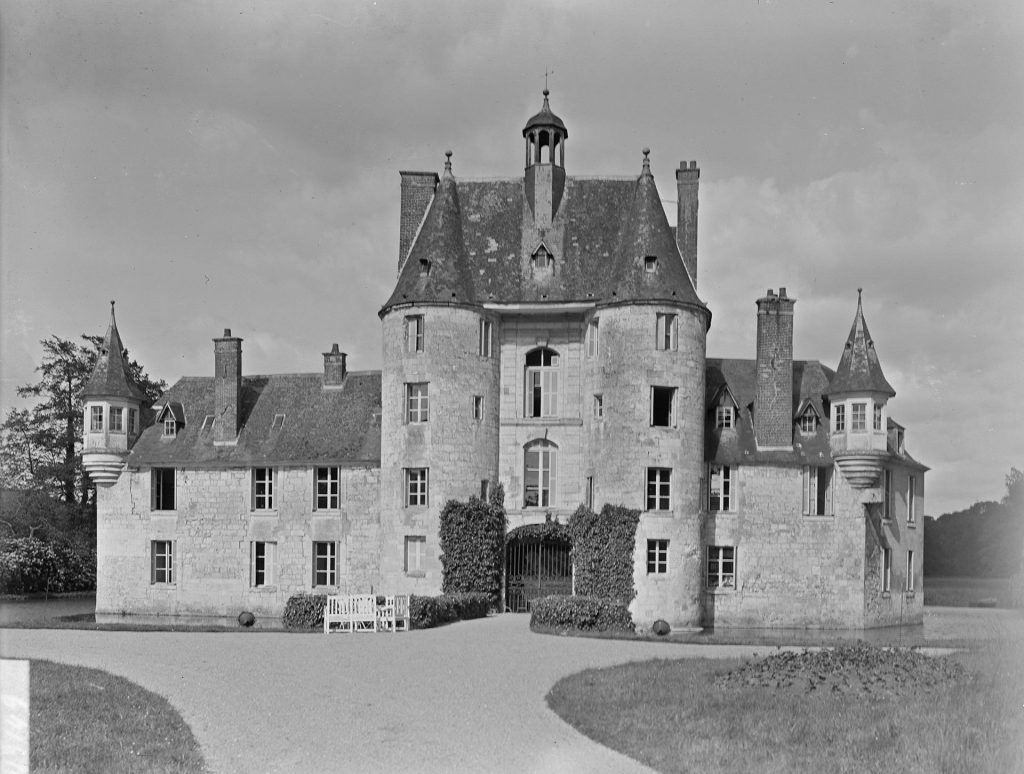 Anciennes photographies et archives visuelles conservées dans une collection patrimoniale