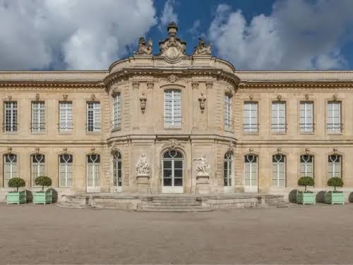 Professionnels inspectant l’état de conservation d’un monument historique français