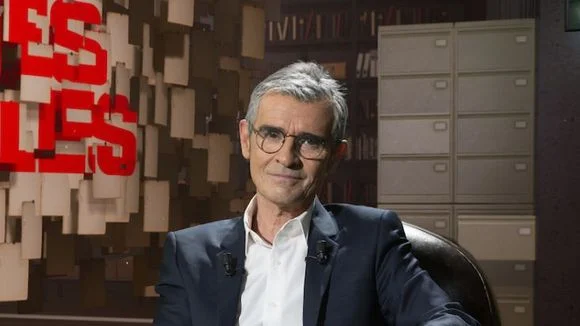 Journaliste consultant des informations judiciaires avec prudence lors du traitement d’un fait divers en France