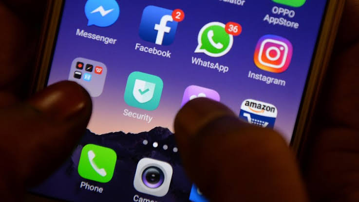 Personne consultant des vidéos courtes et des contenus de divertissement sur un smartphone