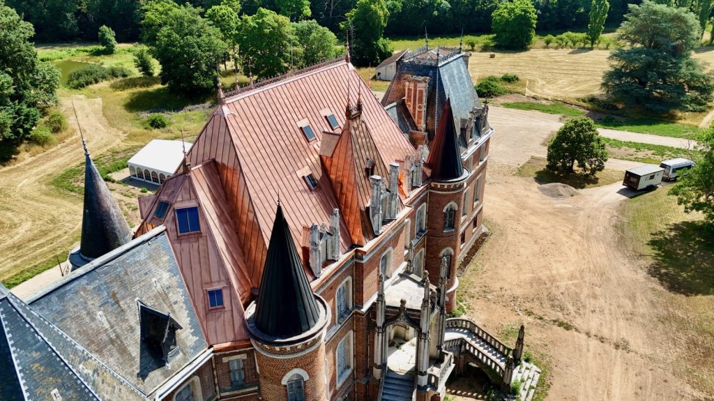 Artisans travaillant sur la restauration d’un monument historique avec des matériaux traditionnels