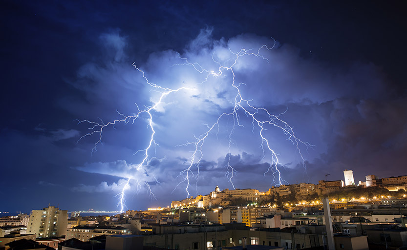 Scientifiques étudiant les effets du réchauffement climatique sur les orages