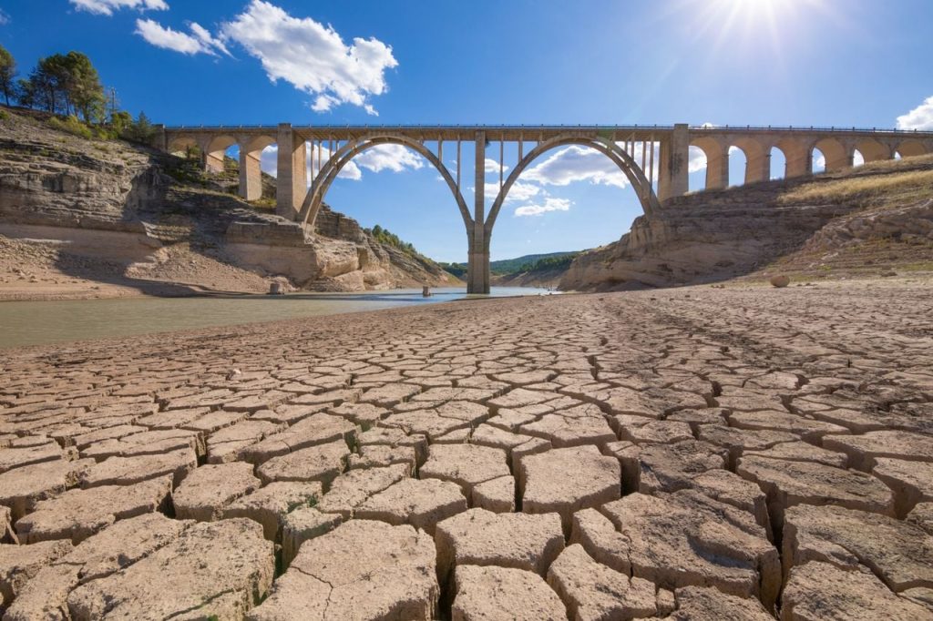 Cours d'eau français avec un niveau particulièrement bas au milieu d'un paysage sec