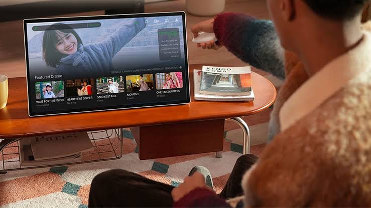 Téléviseur moderne affichant différents contenus sur un écran connecté