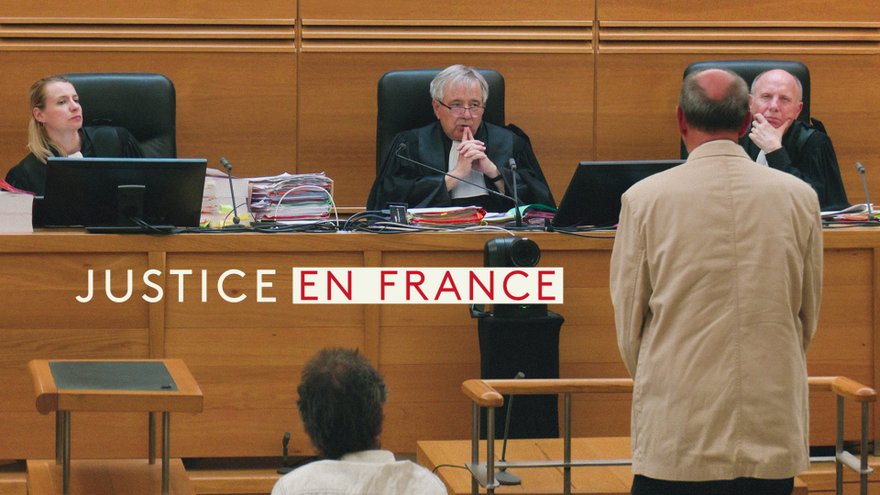 Salle d’audience d’un tribunal français avec le siège des magistrats